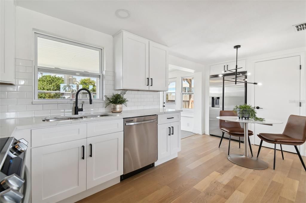 For Sale: $289,000 (2 beds, 1 baths, 1014 Square Feet)