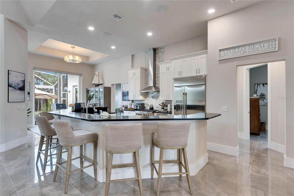 合同活跃: $898,000 (4 贝兹, 3 浴室, 2526 平方英尺)