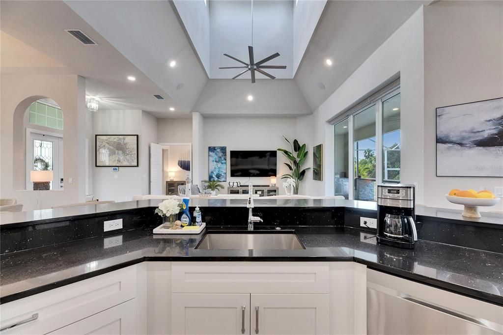 合同活跃: $898,000 (4 贝兹, 3 浴室, 2526 平方英尺)