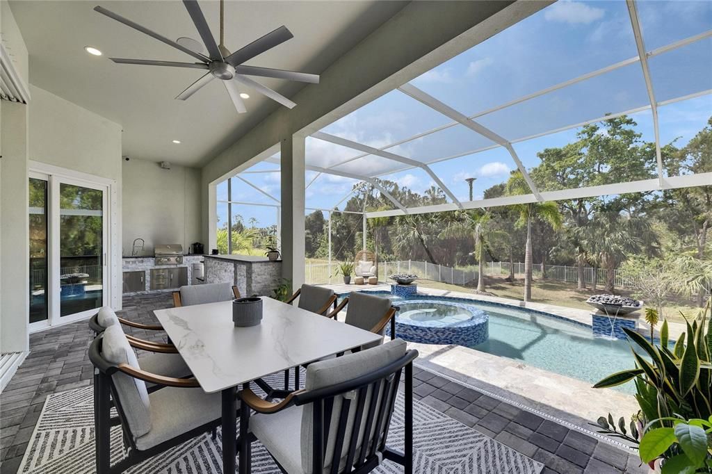 合同活跃: $898,000 (4 贝兹, 3 浴室, 2526 平方英尺)