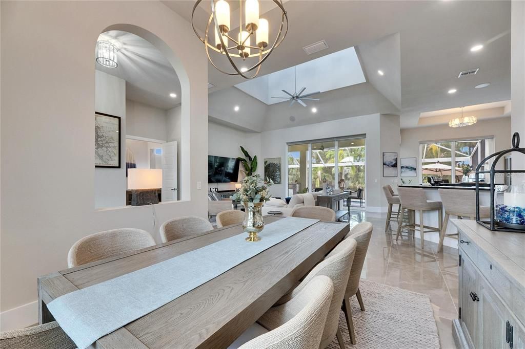 合同活跃: $898,000 (4 贝兹, 3 浴室, 2526 平方英尺)