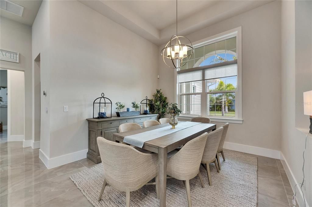 合同活跃: $898,000 (4 贝兹, 3 浴室, 2526 平方英尺)