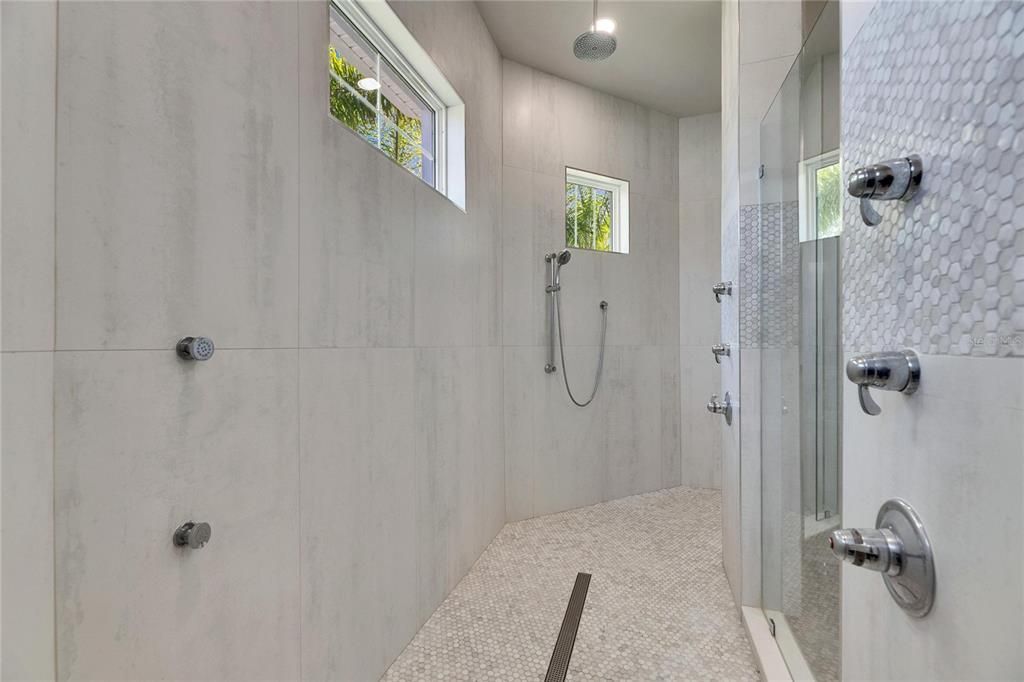 合同活跃: $898,000 (4 贝兹, 3 浴室, 2526 平方英尺)