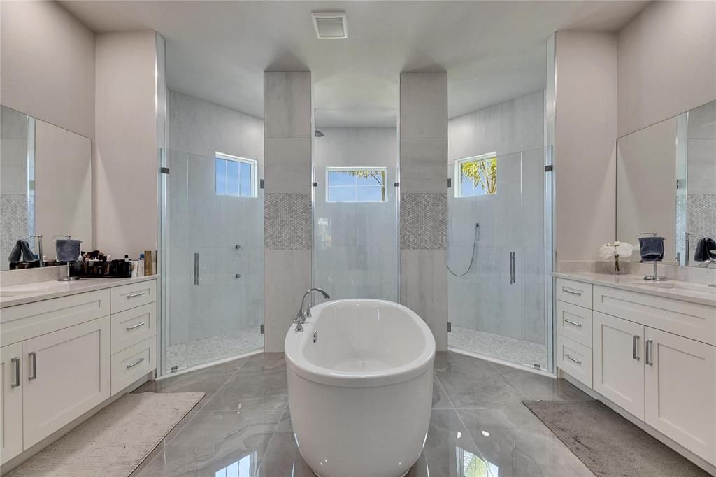 合同活跃: $898,000 (4 贝兹, 3 浴室, 2526 平方英尺)