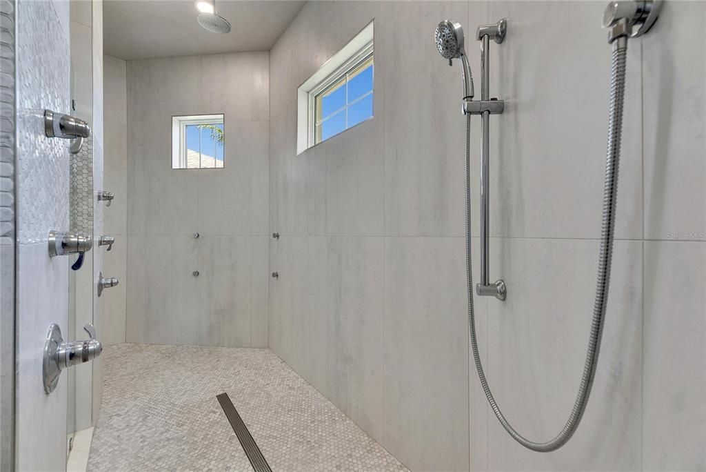 合同活跃: $898,000 (4 贝兹, 3 浴室, 2526 平方英尺)