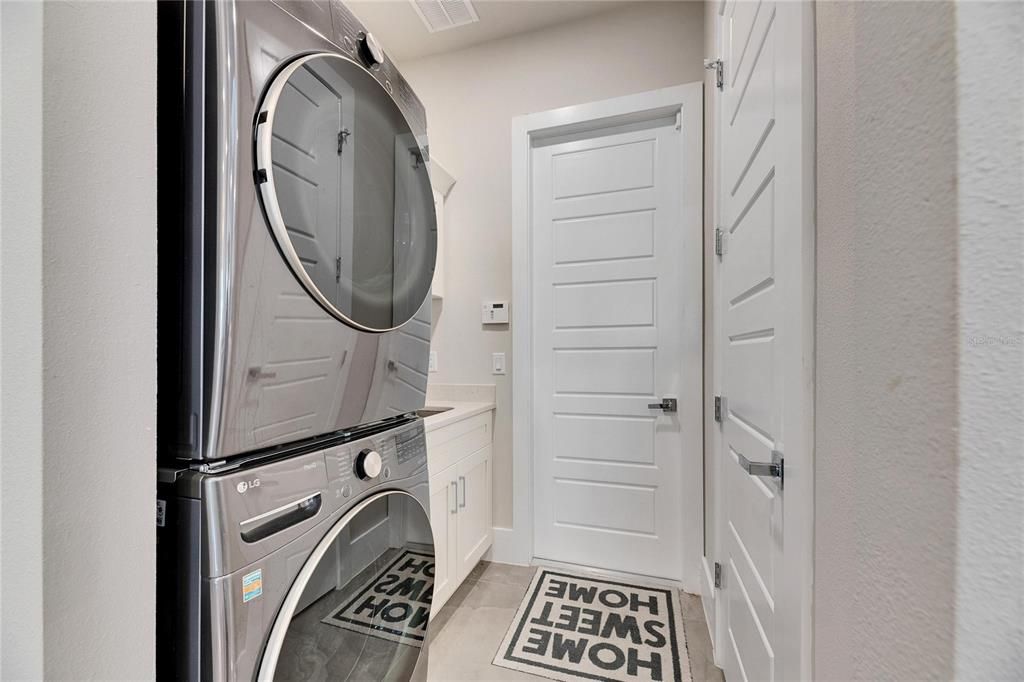 合同活跃: $898,000 (4 贝兹, 3 浴室, 2526 平方英尺)