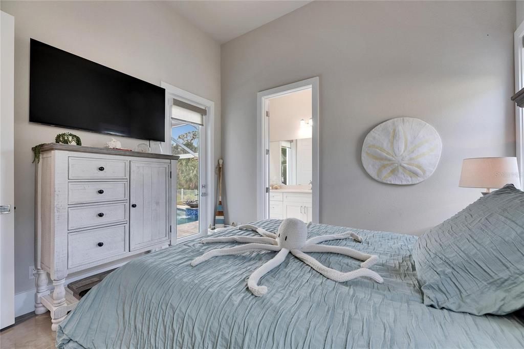 合同活跃: $898,000 (4 贝兹, 3 浴室, 2526 平方英尺)