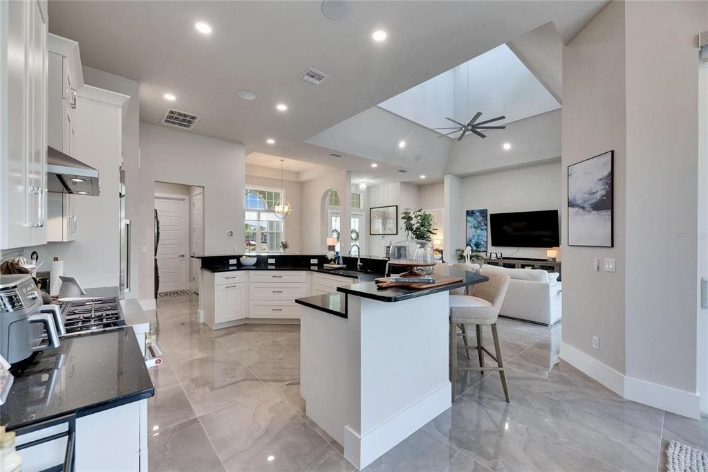 合同活跃: $898,000 (4 贝兹, 3 浴室, 2526 平方英尺)