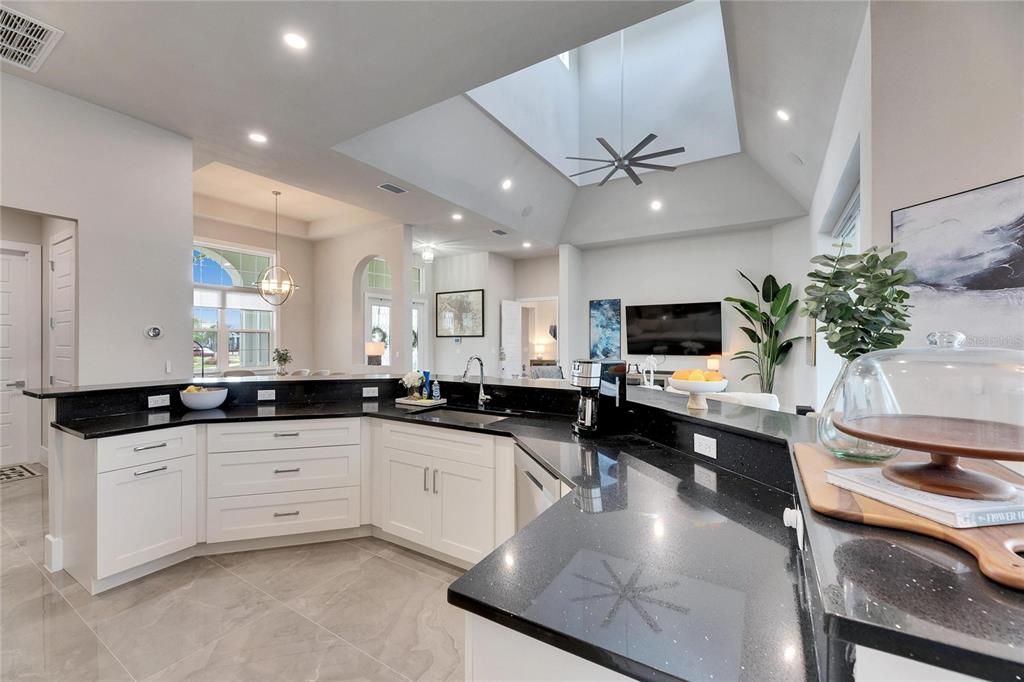 合同活跃: $898,000 (4 贝兹, 3 浴室, 2526 平方英尺)