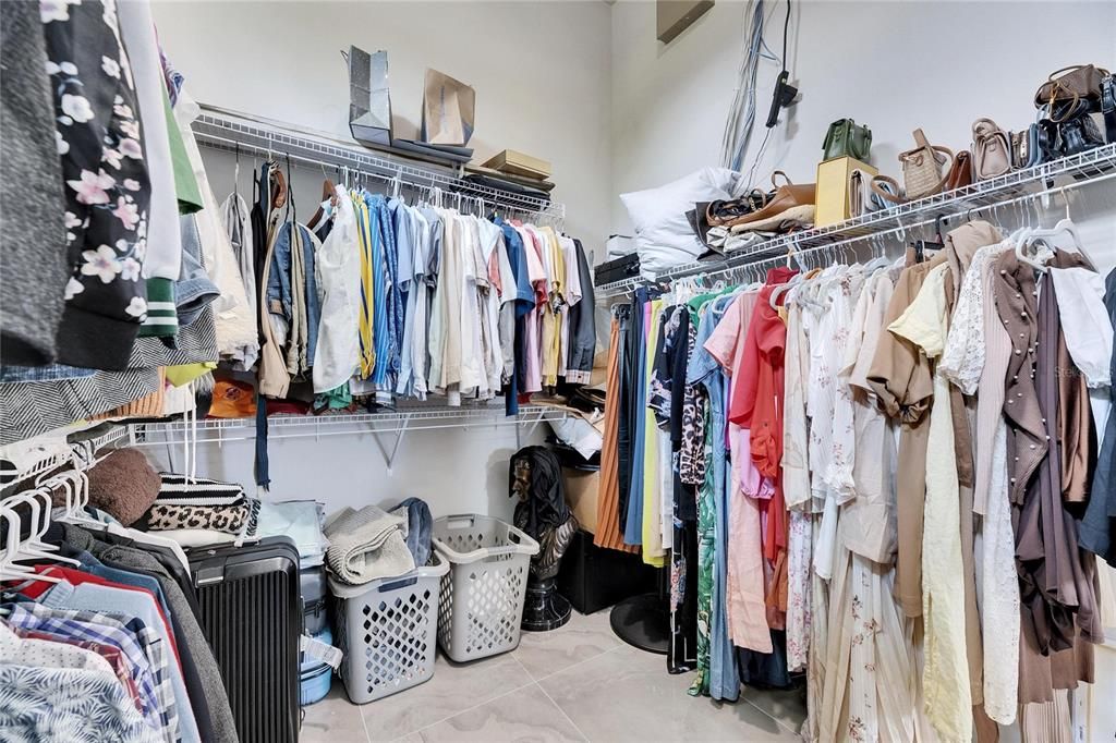 合同活跃: $898,000 (4 贝兹, 3 浴室, 2526 平方英尺)