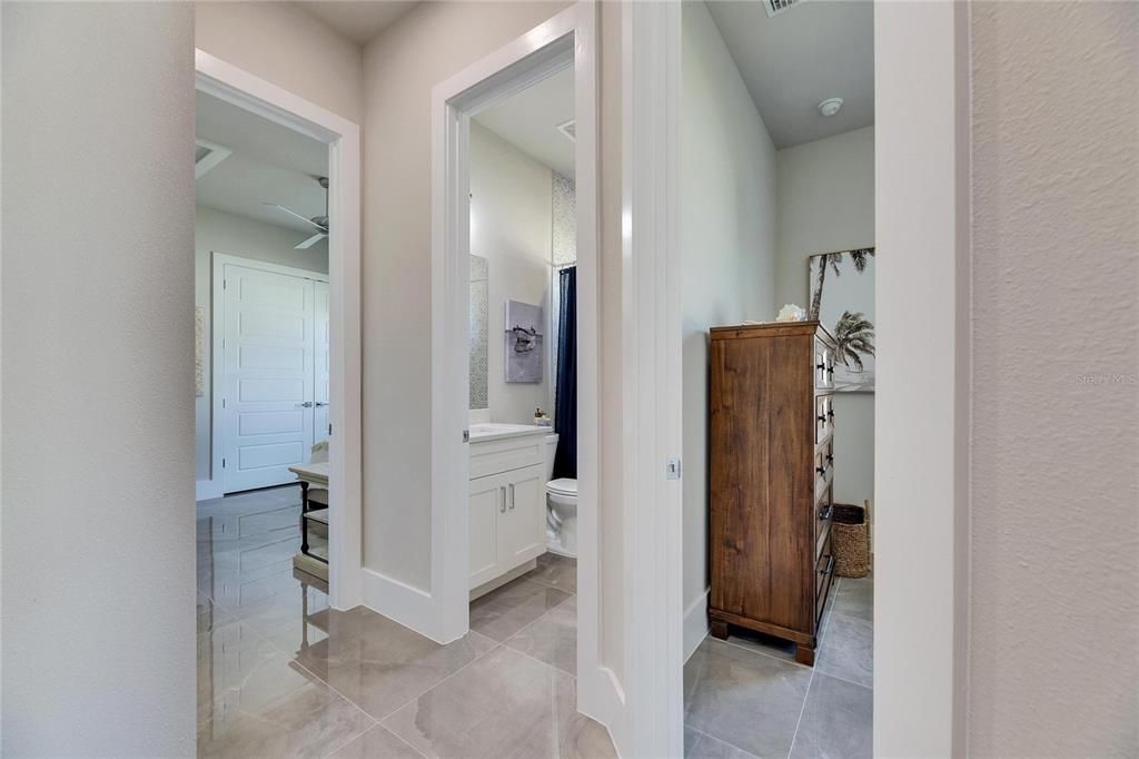 合同活跃: $898,000 (4 贝兹, 3 浴室, 2526 平方英尺)