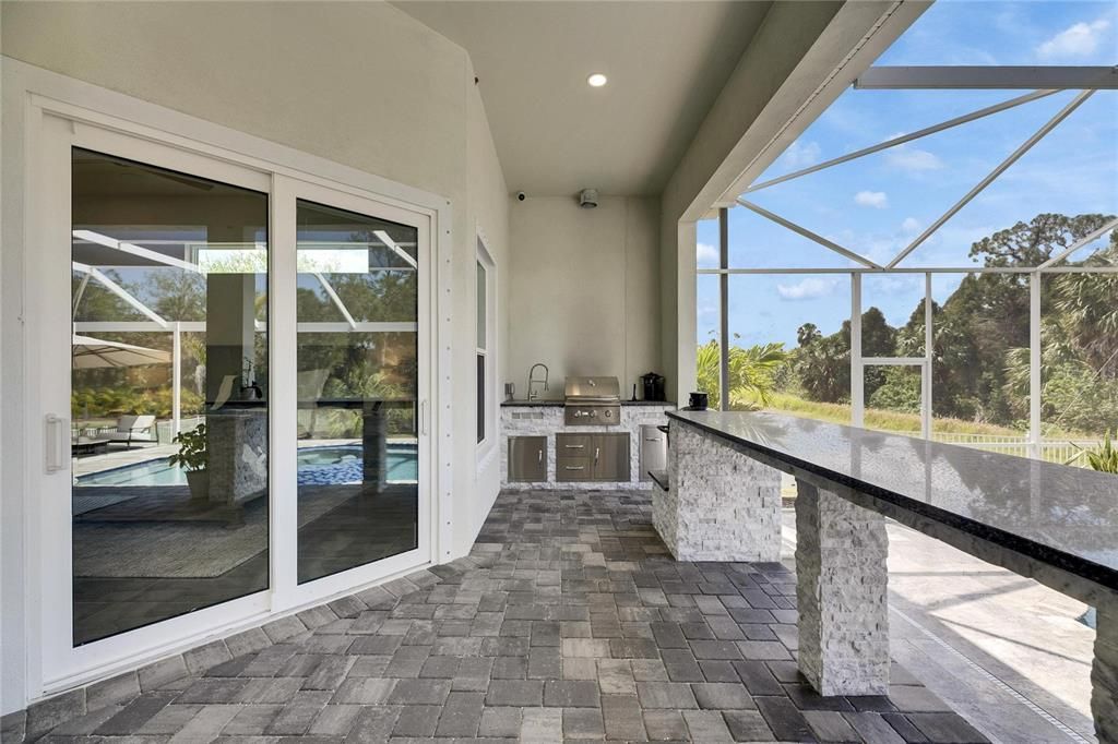 合同活跃: $898,000 (4 贝兹, 3 浴室, 2526 平方英尺)