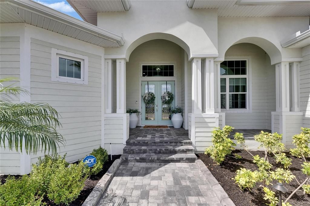 合同活跃: $898,000 (4 贝兹, 3 浴室, 2526 平方英尺)