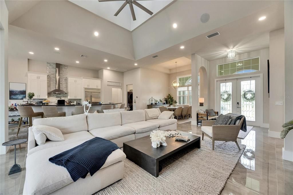 合同活跃: $898,000 (4 贝兹, 3 浴室, 2526 平方英尺)