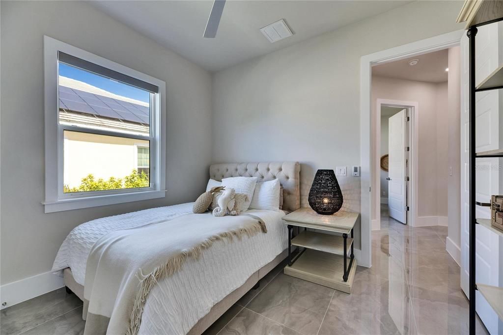 合同活跃: $898,000 (4 贝兹, 3 浴室, 2526 平方英尺)