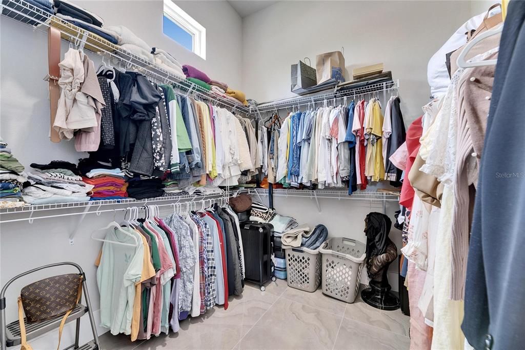 合同活跃: $898,000 (4 贝兹, 3 浴室, 2526 平方英尺)