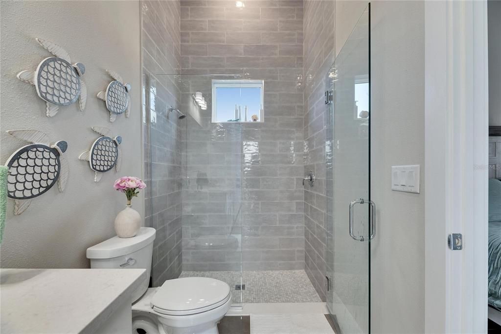 合同活跃: $898,000 (4 贝兹, 3 浴室, 2526 平方英尺)