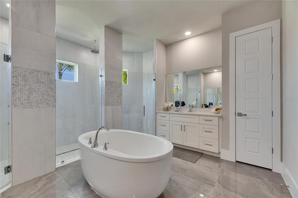 合同活跃: $898,000 (4 贝兹, 3 浴室, 2526 平方英尺)