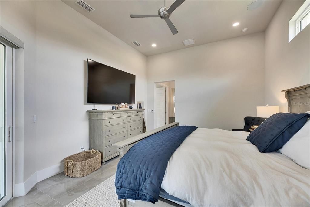 合同活跃: $898,000 (4 贝兹, 3 浴室, 2526 平方英尺)