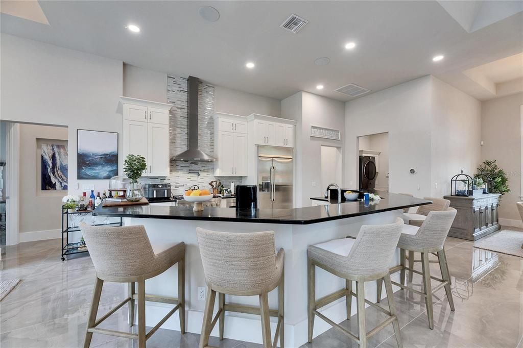 合同活跃: $898,000 (4 贝兹, 3 浴室, 2526 平方英尺)