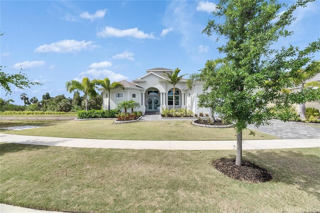 合同活跃: $898,000 (4 贝兹, 3 浴室, 2526 平方英尺)