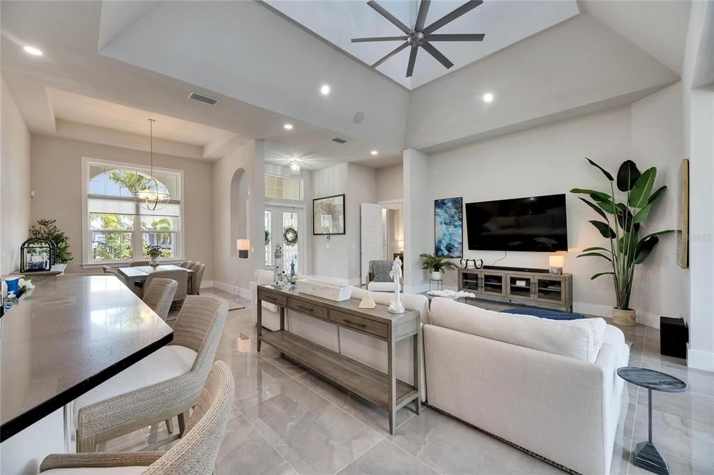 合同活跃: $898,000 (4 贝兹, 3 浴室, 2526 平方英尺)