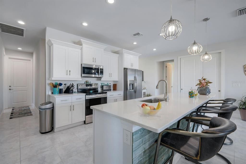 Activo con contrato: $679,900 (3 camas, 2 baños, 1925 Pies cuadrados)