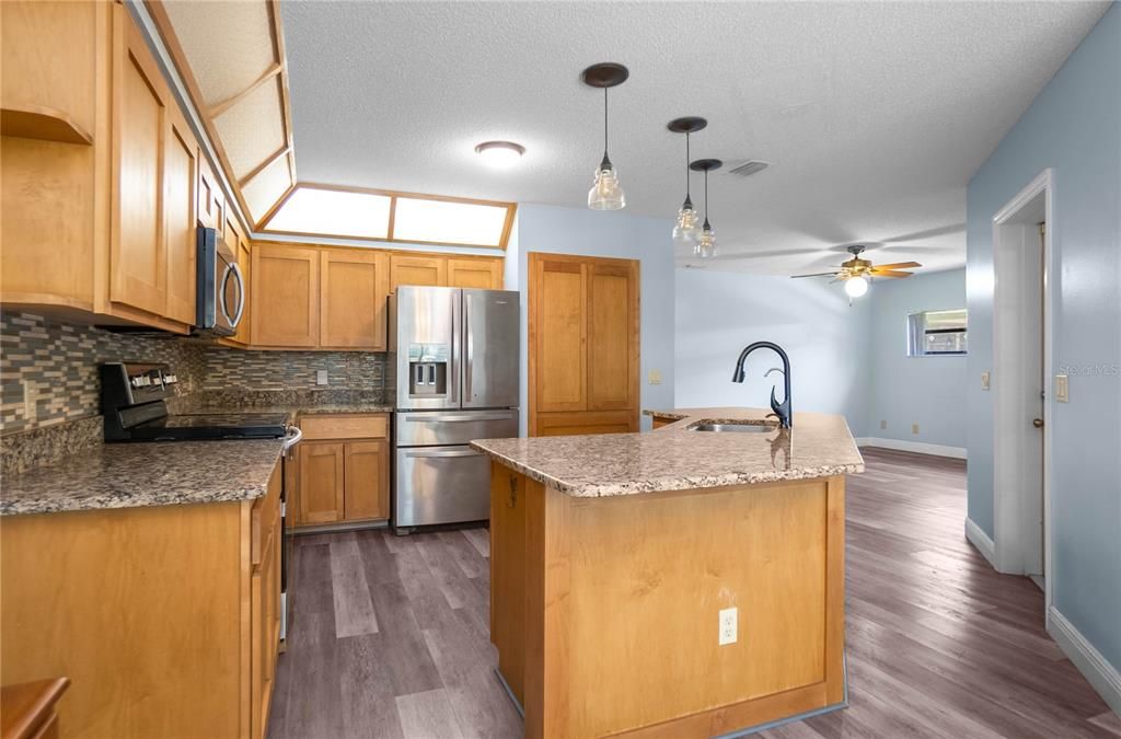 На продажу: $425,000 (3 спален, 2 ванн, 1982 Квадратных фут)