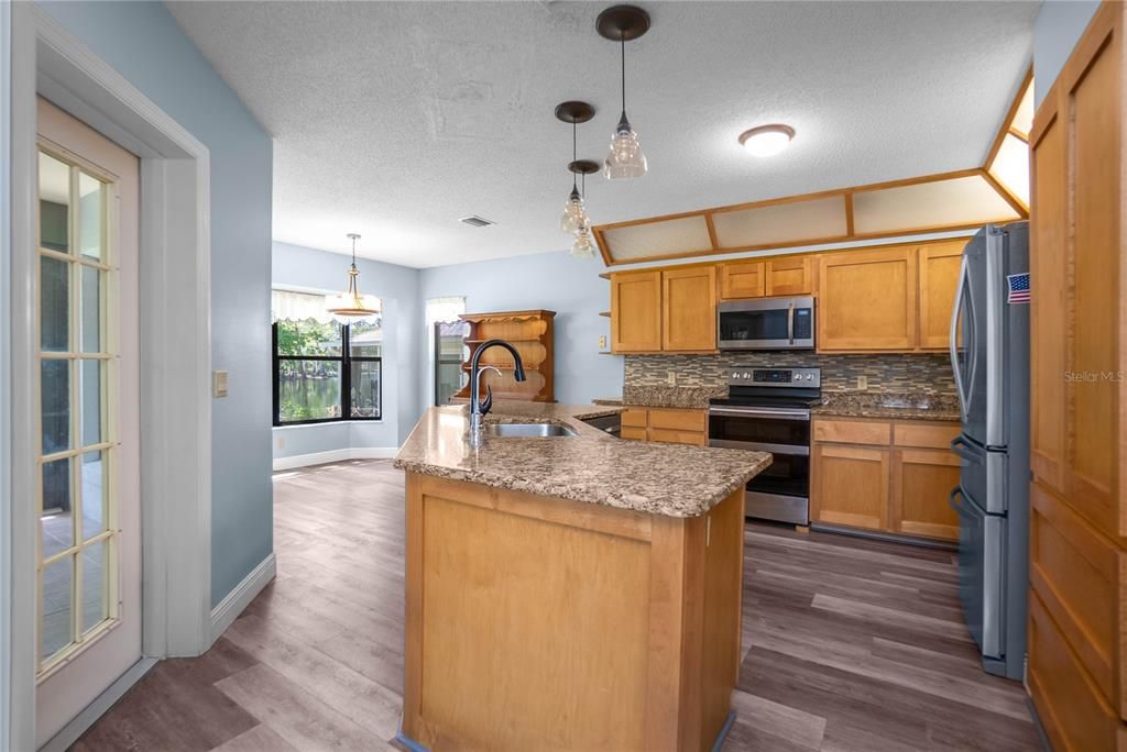 На продажу: $425,000 (3 спален, 2 ванн, 1982 Квадратных фут)