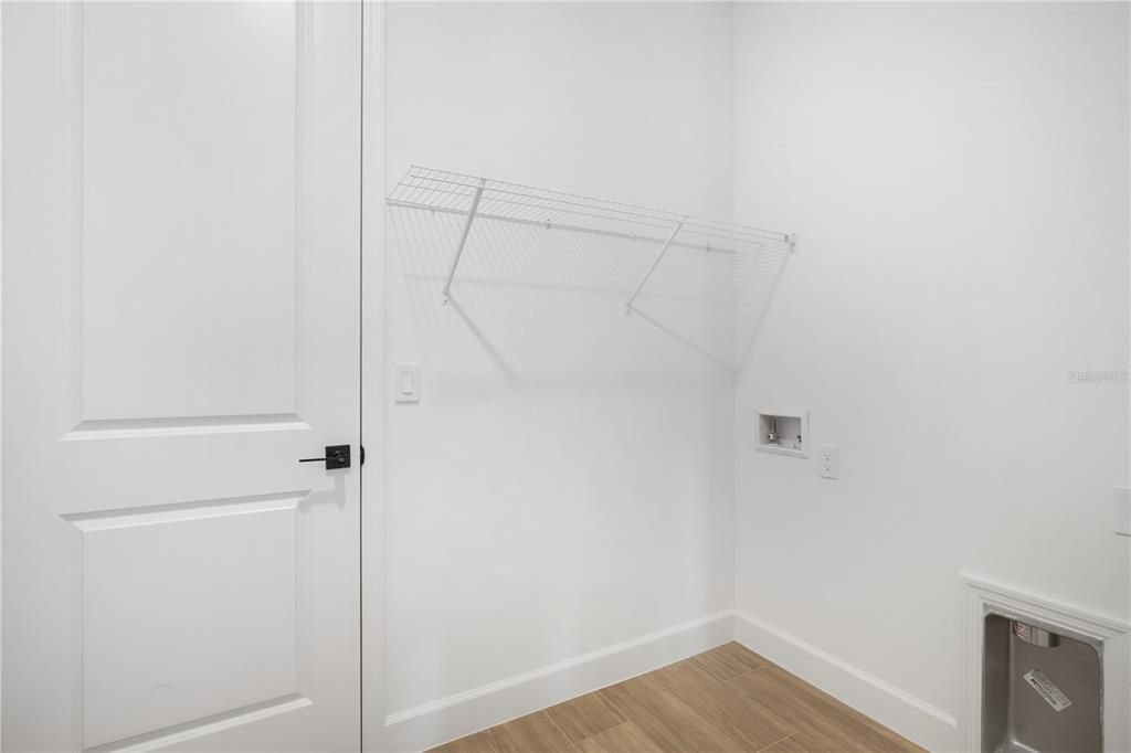 Под контрактом: $424,999 (4 спален, 2 ванн, 1919 Квадратных фут)