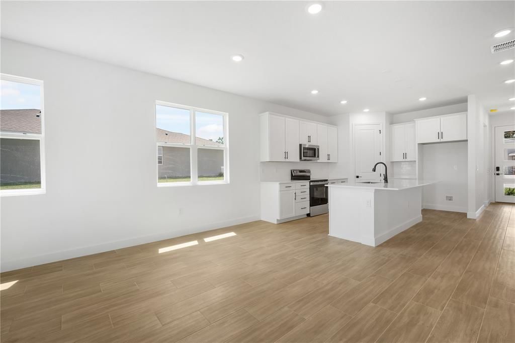 Под контрактом: $424,999 (4 спален, 2 ванн, 1919 Квадратных фут)