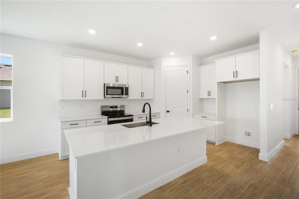 Под контрактом: $424,999 (4 спален, 2 ванн, 1919 Квадратных фут)