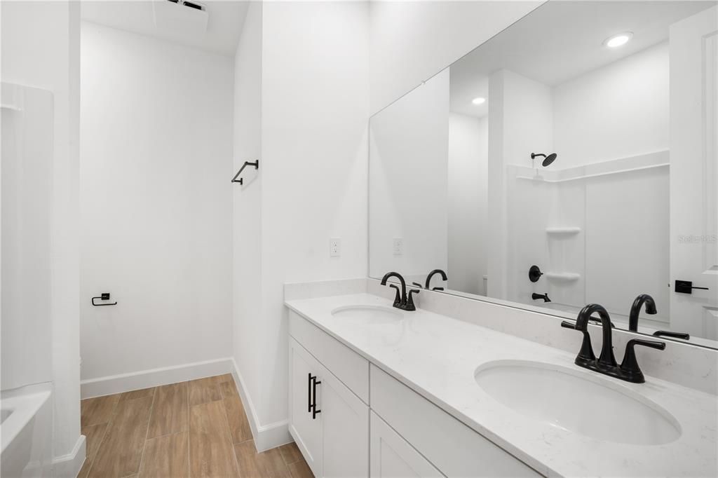 Под контрактом: $424,999 (4 спален, 2 ванн, 1919 Квадратных фут)