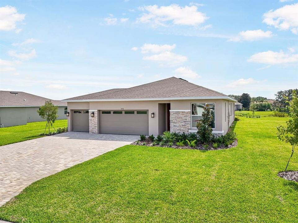 Под контрактом: $424,999 (4 спален, 2 ванн, 1919 Квадратных фут)