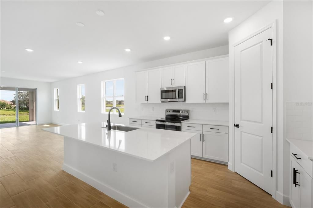 Под контрактом: $424,999 (4 спален, 2 ванн, 1919 Квадратных фут)