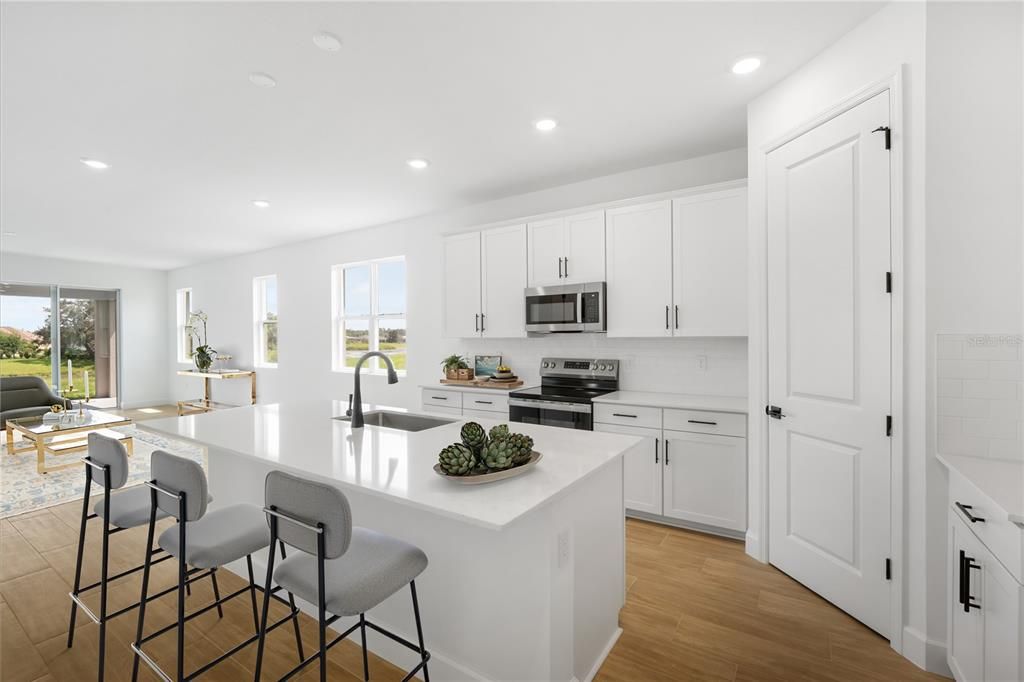 Под контрактом: $424,999 (4 спален, 2 ванн, 1919 Квадратных фут)