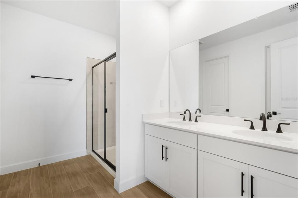 Под контрактом: $424,999 (4 спален, 2 ванн, 1919 Квадратных фут)