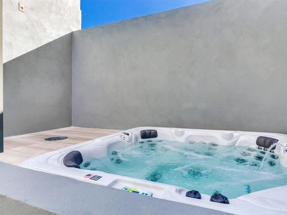 出租: $18,500 (3 贝兹, 4 浴室, 3605 平方英尺)