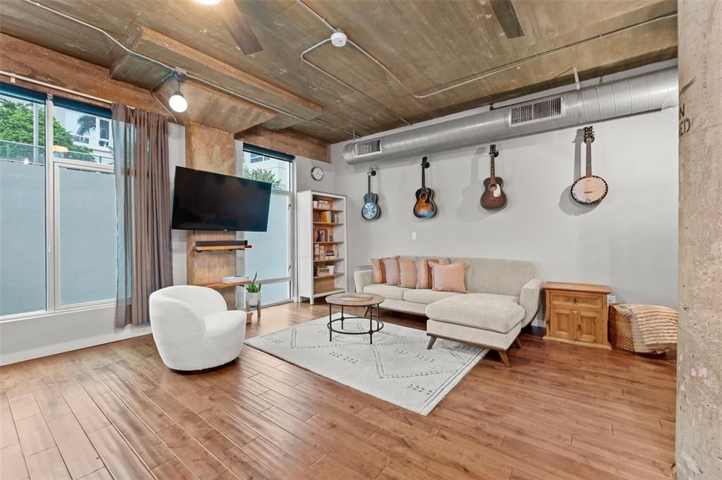 待售: $375,000 (1 贝兹, 1 浴室, 1021 平方英尺)