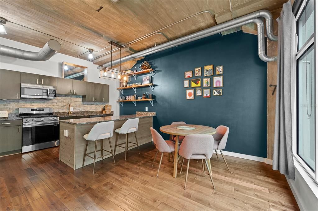 待售: $375,000 (1 贝兹, 1 浴室, 1021 平方英尺)