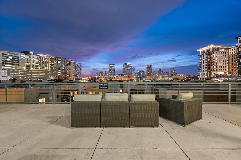 待售: $375,000 (1 贝兹, 1 浴室, 1021 平方英尺)