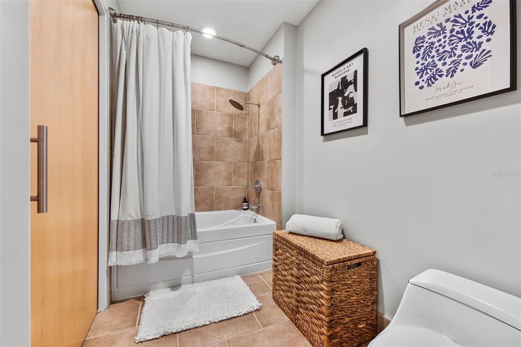 待售: $375,000 (1 贝兹, 1 浴室, 1021 平方英尺)