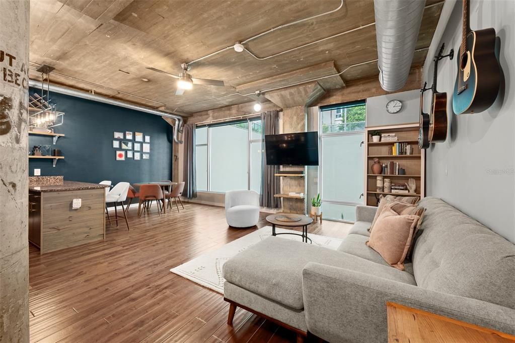 待售: $375,000 (1 贝兹, 1 浴室, 1021 平方英尺)