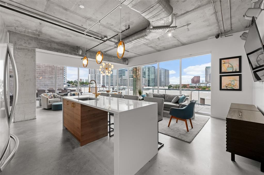 待售: $375,000 (1 贝兹, 1 浴室, 1021 平方英尺)