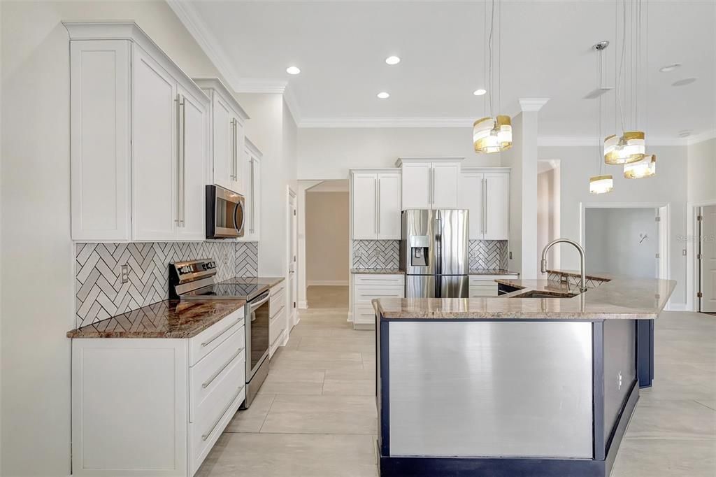 Active With Contract: $547,950 (4 beds, 3 baths, 2547 Square Feet)