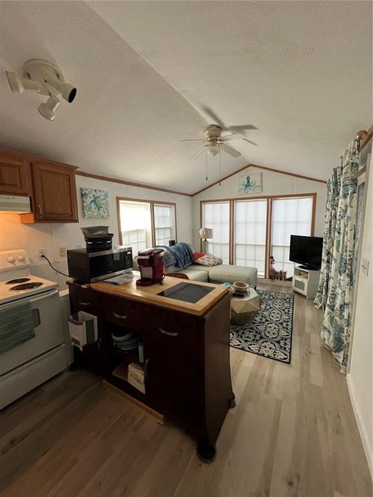 For Sale: $78,000 (1 beds, 1 baths, 385 Square Feet)