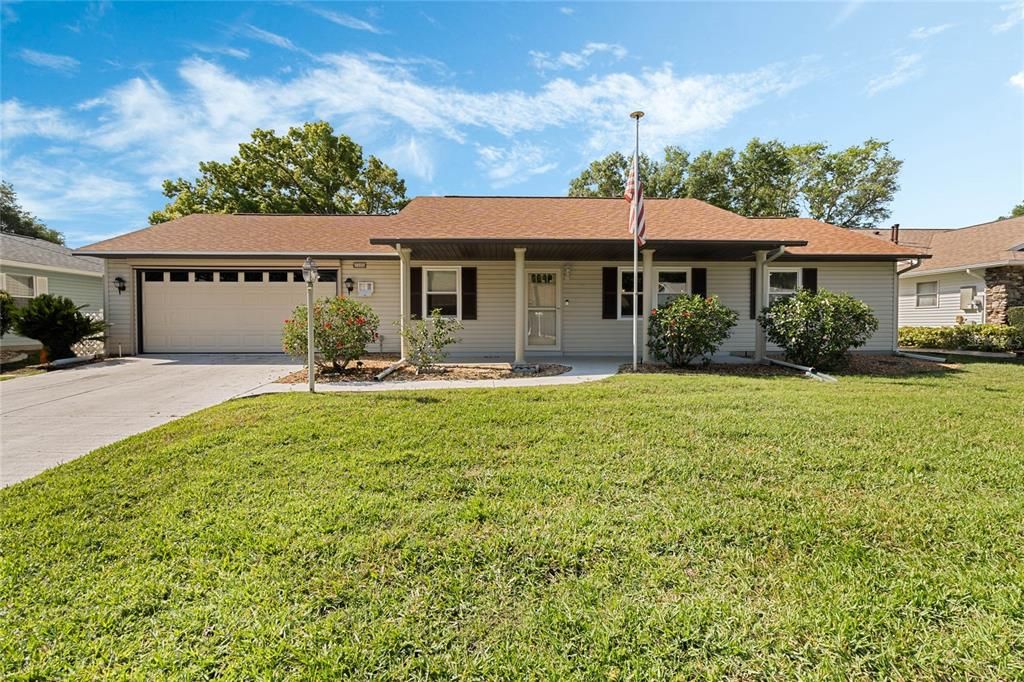 Beautifully maintained and upgraded 2/2 + Huge Bonus Room