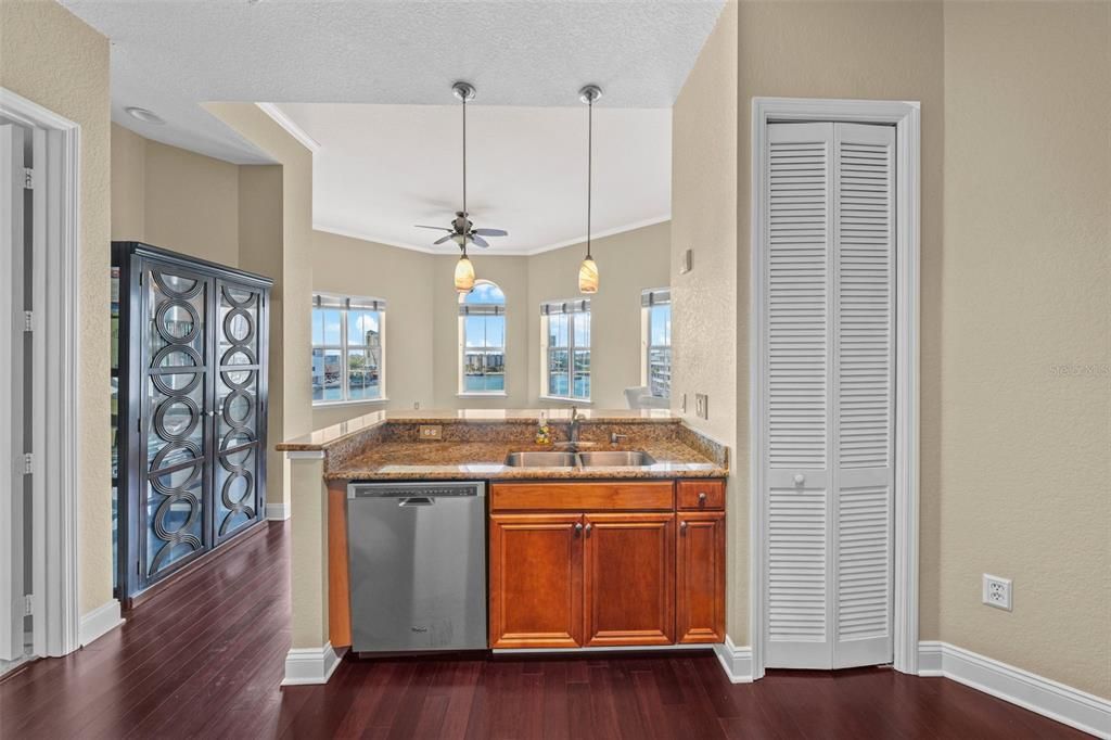 待售: $729,990 (2 贝兹, 2 浴室, 1187 平方英尺)