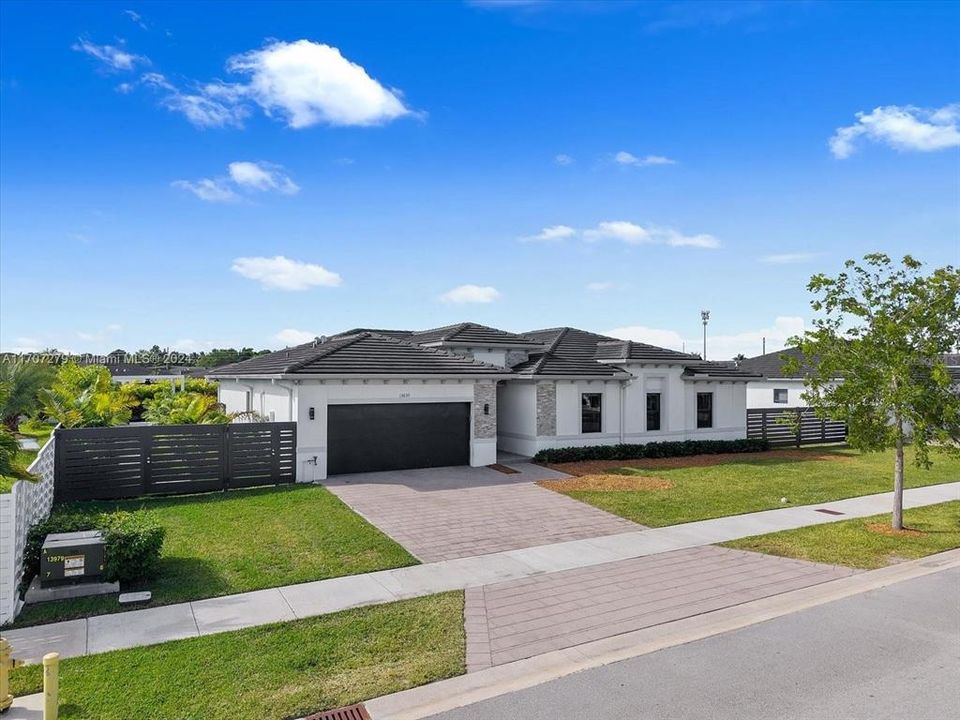 Recently Sold: $1,050,000 (4 beds, 3 baths, 2290 Square Feet)