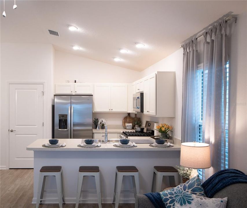 For Sale: $269,000 (2 beds, 2 baths, 979 Square Feet)